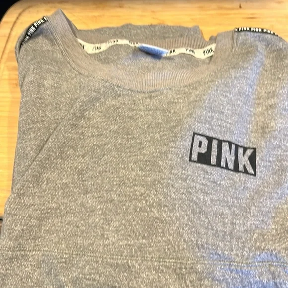 PINK Heather Grey crewneck. Size L - Picture 5 of 5